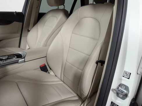 Used 2019 Mercedes-Benz GLC 300 4MATIC image 16