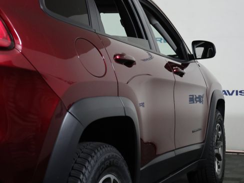 Used 2020 Jeep Cherokee Trailhawk AWD/4WD image 5