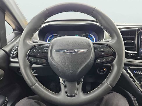 Used 2024 Chrysler Pacifica Premium image 33