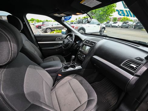 Used 2017 Ford Explorer XLT w/ Equipment Group 201A AWD/4WD image 24