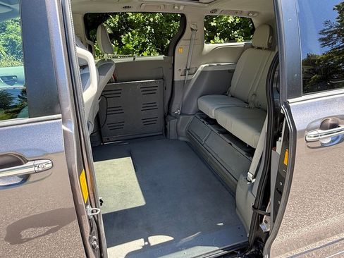 Used 2013 Toyota Sienna Limited w/ Premium Pkg FWD image 15