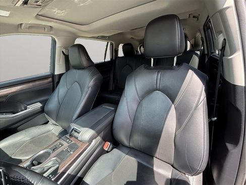 Used 2021 Toyota Highlander Limited FWD image 19