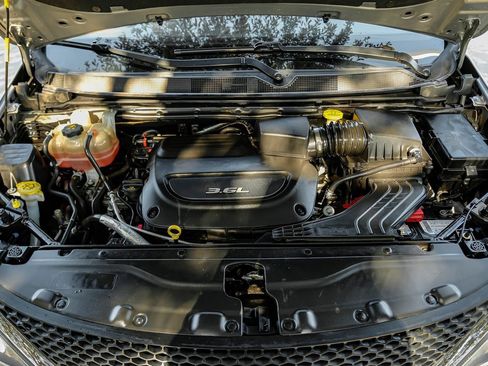 Used 2019 Chrysler Pacifica Touring-L image 7