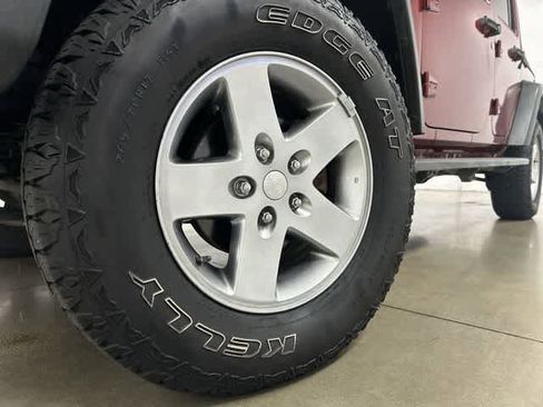 Used 2011 Jeep Wrangler Unlimited Rubicon w/ Connectivity Group AWD/4WD image 28