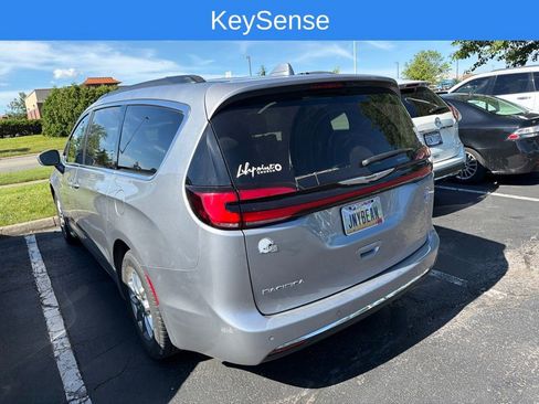 Used 2021 Chrysler Pacifica Touring w/ Uconnect Theater Family Group FWD image 4