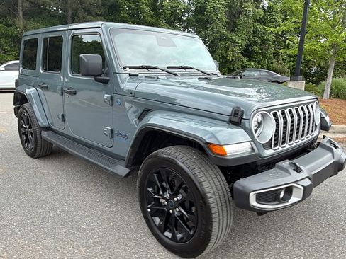 Used 2025 Jeep Wrangler Unlimited Sahara AWD/4WD image 5