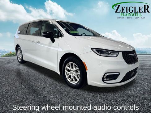Used 2023 Chrysler Pacifica Touring-L FWD image 7