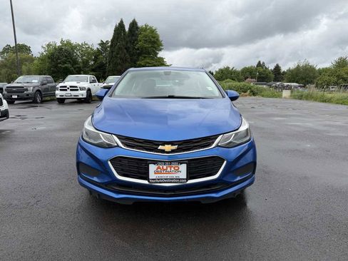 Used 2018 Chevrolet Cruze LT w/ LT Convenience Package FWD image 3