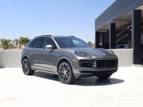 Certified 2025 Porsche Cayenne AWD/4WD image 7