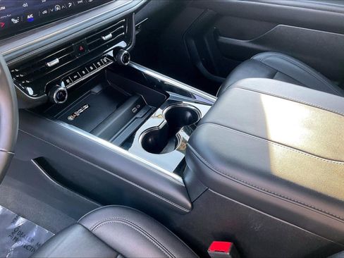 Used 2025 Chevrolet Suburban Z71 image 13