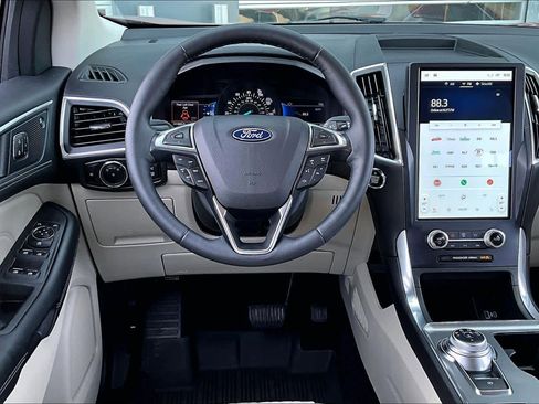 Used 2024 Ford Edge Titanium image 6