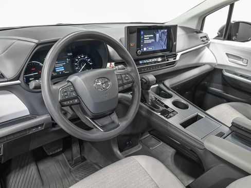 Used 2025 Toyota Sienna LE w/ LE Plus Package image 15