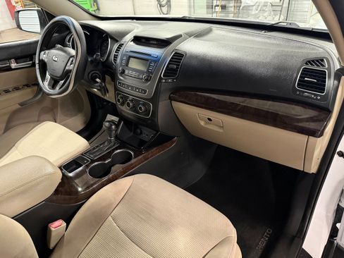 Used 2014 Kia Sorento LX image 10