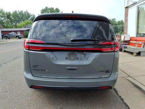 Used 2025 Chrysler Pacifica Limited AWD/4WD image 7