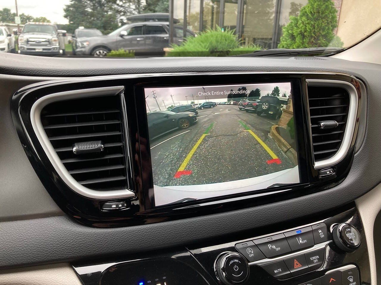Used 2024 Chrysler Pacifica Touring-L FWD image 23