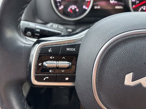 Certified 2023 Kia Carnival LX image 16