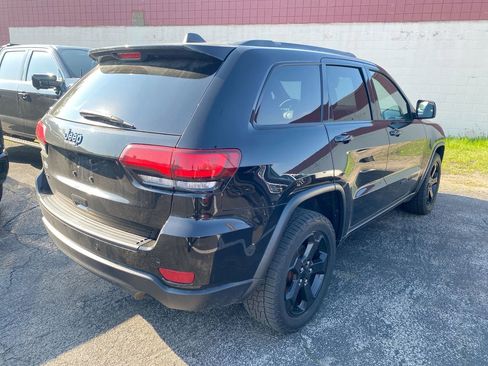 Used 2018 Jeep Grand Cherokee Laredo AWD/4WD image 3