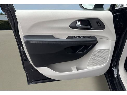 Used 2023 Chrysler Pacifica Touring-L FWD image 13