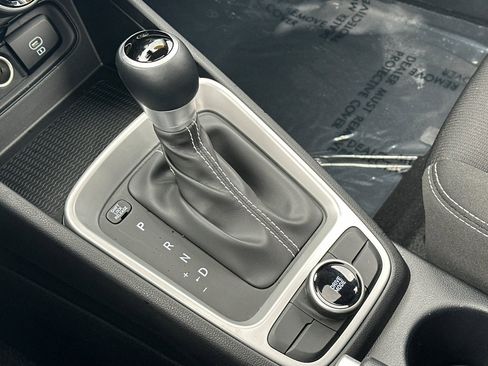 Used 2025 Hyundai Venue SEL image 24