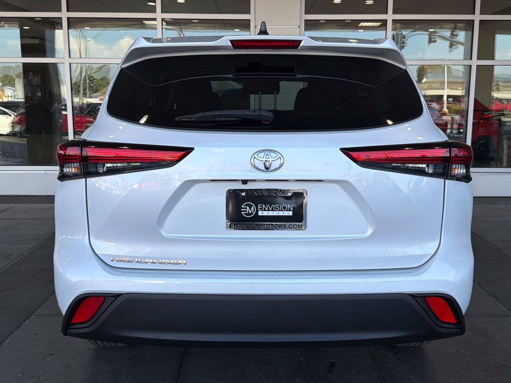 Used 2023 Toyota Highlander L FWD image 12