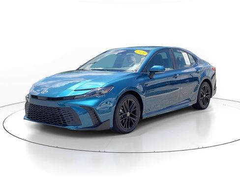 Used 2025 Toyota Camry SE FWD image 2