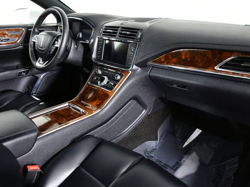 Used 2020 Lincoln Continental image 28