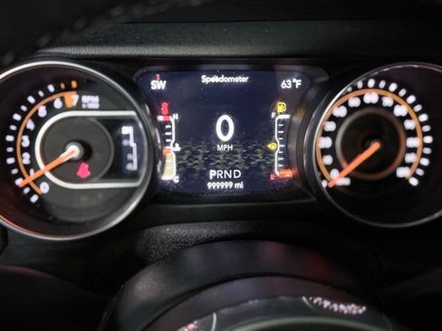 Used 2018 Jeep Wrangler Unlimited Sahara AWD/4WD image 13