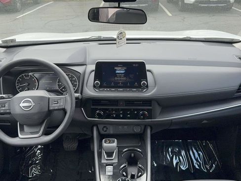 Used 2025 Nissan Rogue S image 31