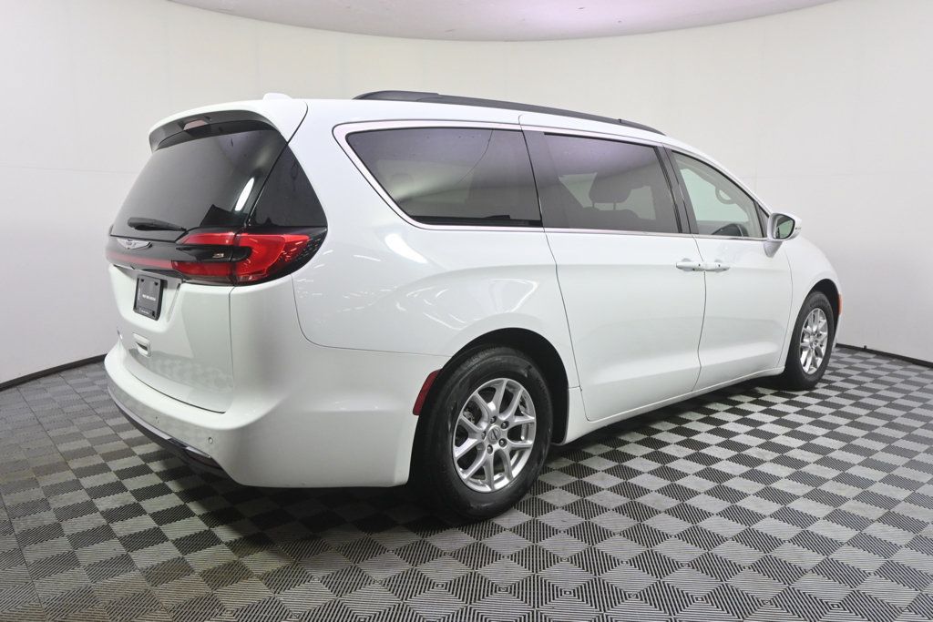 Used 2022 Chrysler Pacifica Touring-L FWD image 7