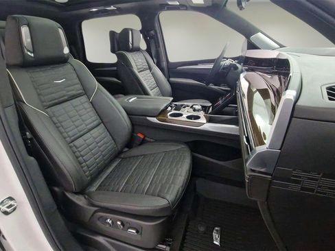 Used 2025 Cadillac Escalade Sport Platinum w/ LPO, ONYX Package image 12