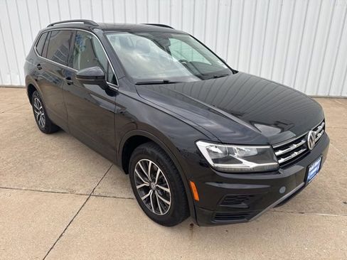 Used 2019 Volkswagen Tiguan SE w/ Panoramic Sunroof Package FWD image 2