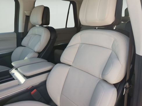 New 2026 Lincoln Navigator Premiere AWD/4WD image 10
