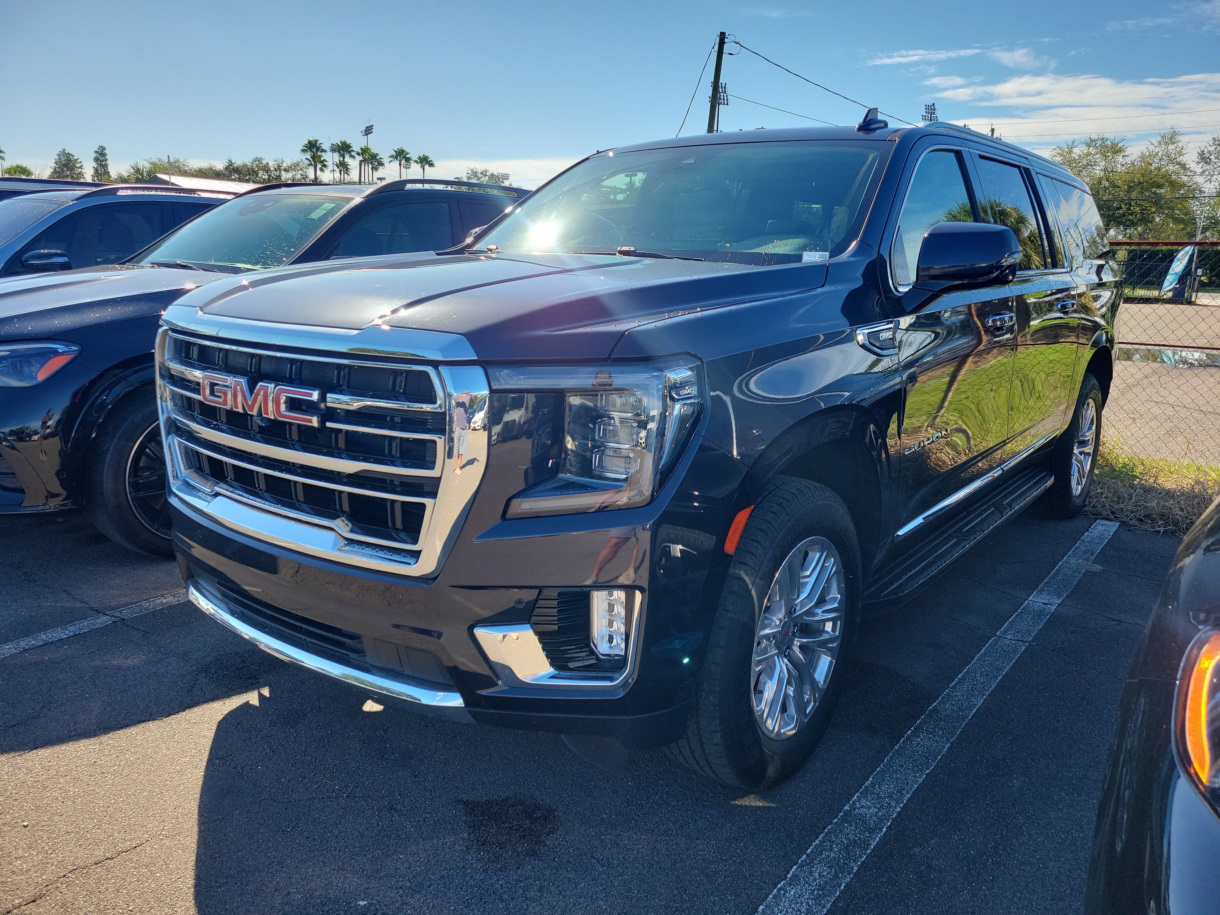 Used 2023 GMC Yukon XL SLT w/ SLT Premium Package RWD image 1