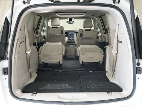 Used 2017 Chrysler Pacifica Limited w/ UConnect Theater Package FWD image 40