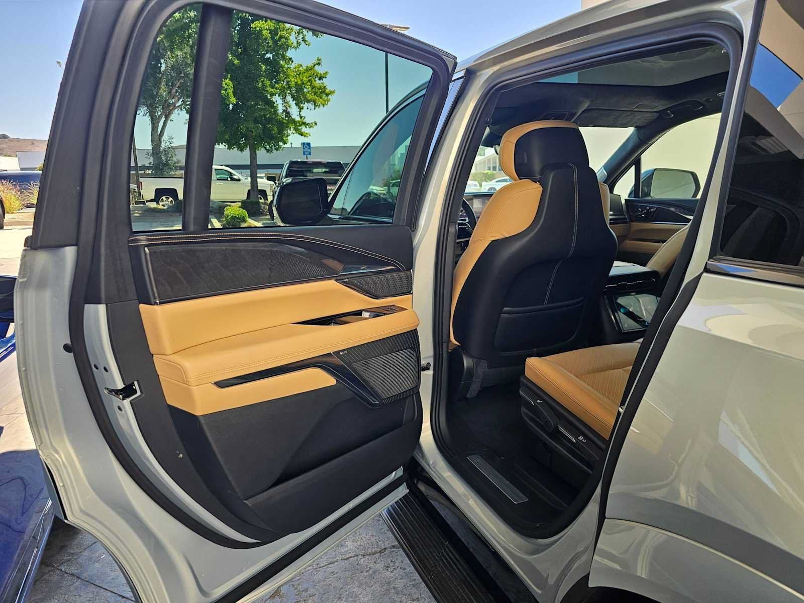 Used 2025 Cadillac Escalade IQ Luxury 2 AWD/4WD image 18