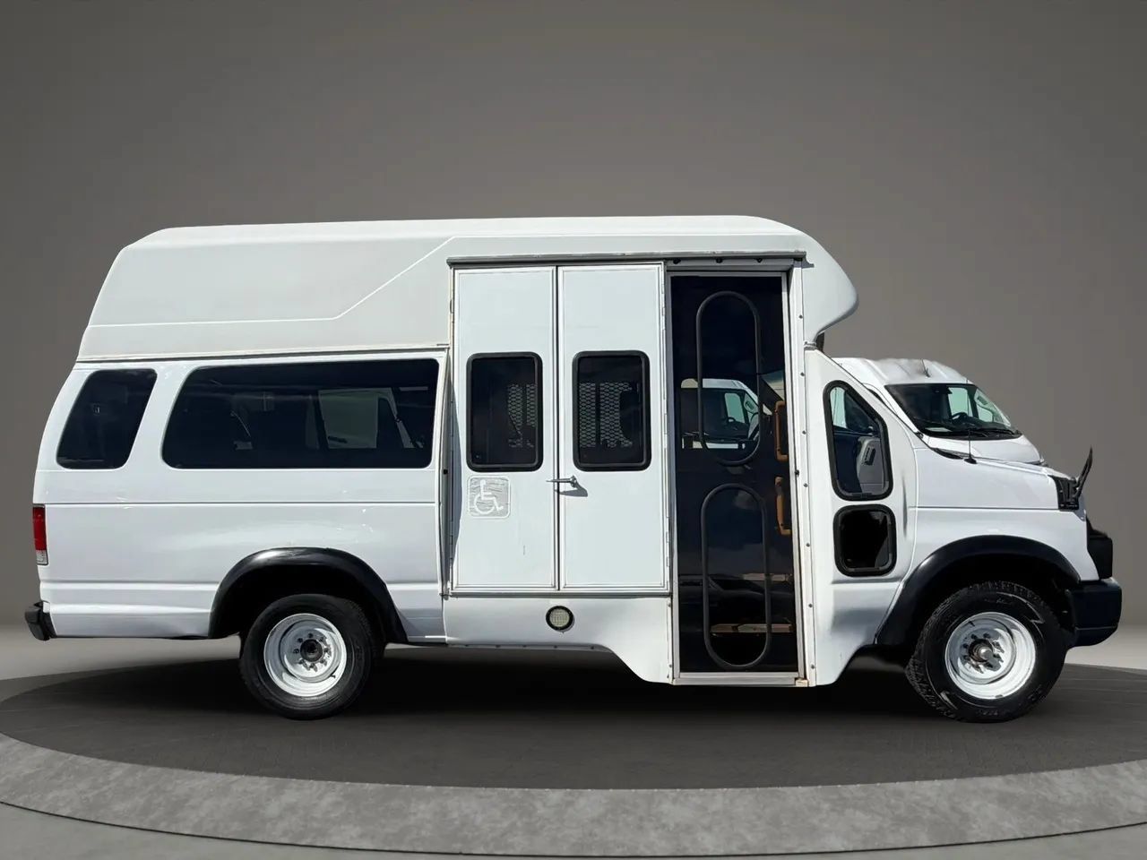 Used 2011 Ford E-350 and Econoline 350 Extended Super Duty RWD image 8