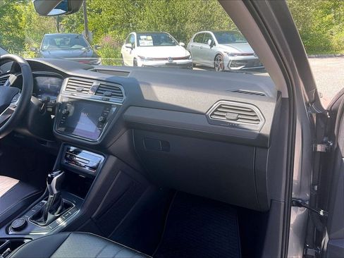 Used 2024 Volkswagen Tiguan SE w/ Panoramic Sunroof Package AWD/4WD image 13