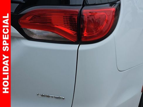 Used 2017 Chrysler Pacifica Limited w/ UConnect Theater Package image 43