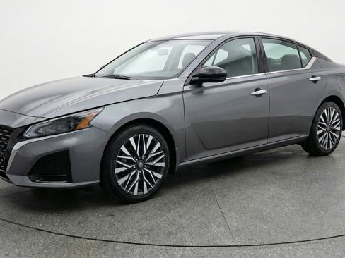 Used 2025 Nissan Altima 2.5 SV FWD image 3