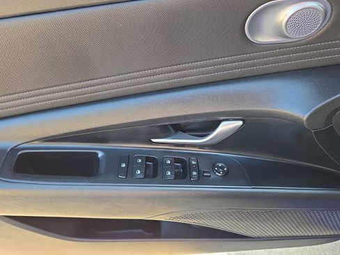 Used 2024 Hyundai Elantra Limited image 12