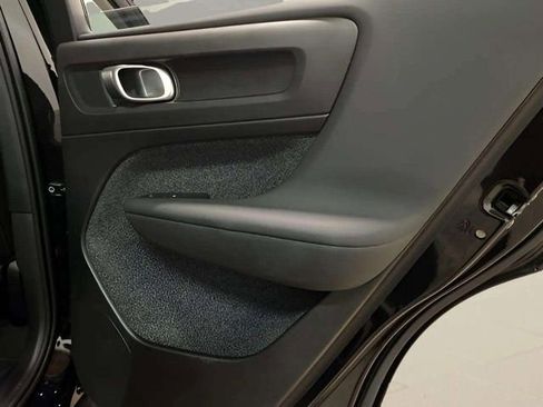 Used 2025 Volvo XC40 B5 Core image 82