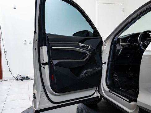 Used 2021 Audi e-tron Premium w/ Convenience Plus Package image 27