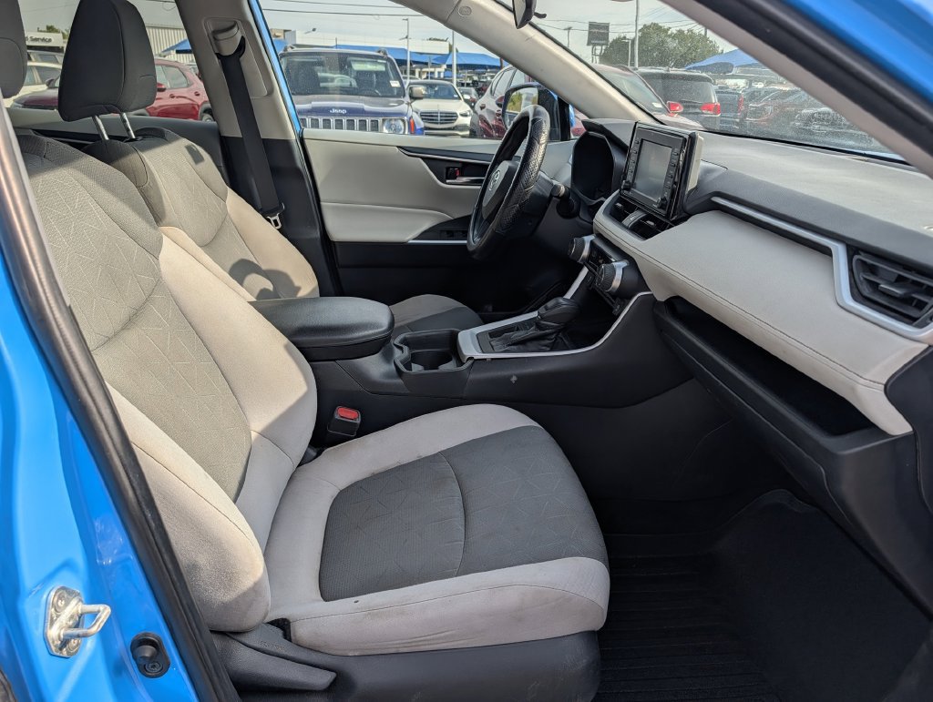 Used 2021 Toyota RAV4 XLE w/ Convenience Package FWD image 32