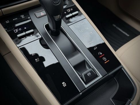 Used 2025 Porsche Macan image 27