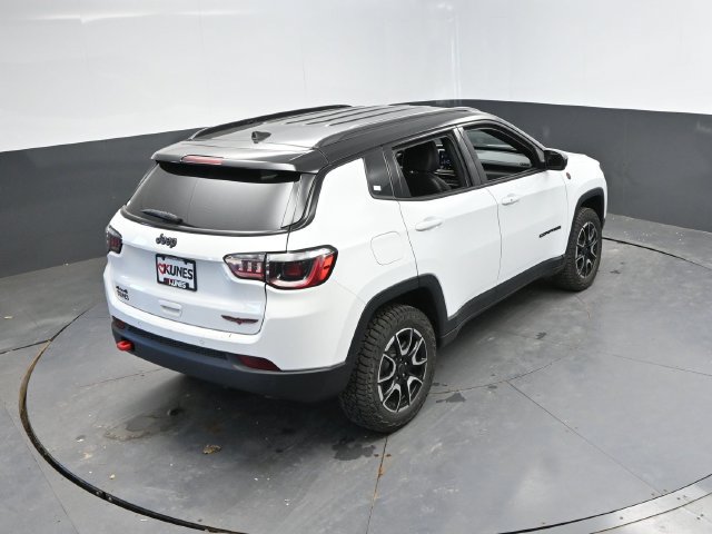 Used 2025 Jeep Compass Trailhawk AWD/4WD image 32