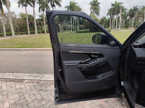 Used 2020 Land Rover Range Rover Evoque SE image 17