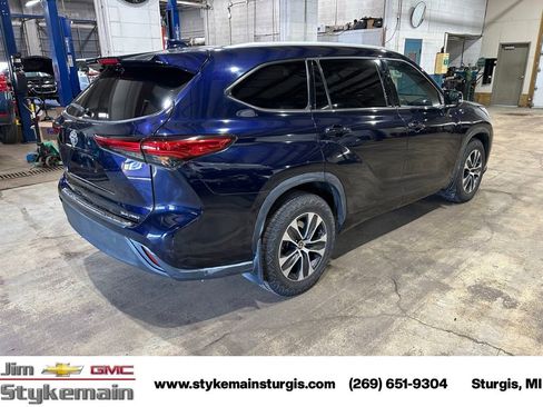 Used 2022 Toyota Highlander XLE AWD/4WD image 9