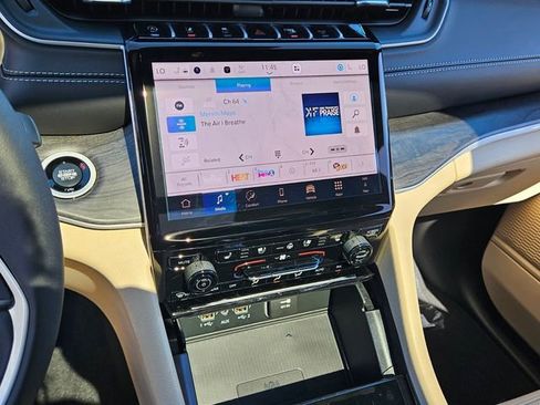 New 2025 Jeep Grand Cherokee Limited w/ Luxury Tech Group II RWD image 22