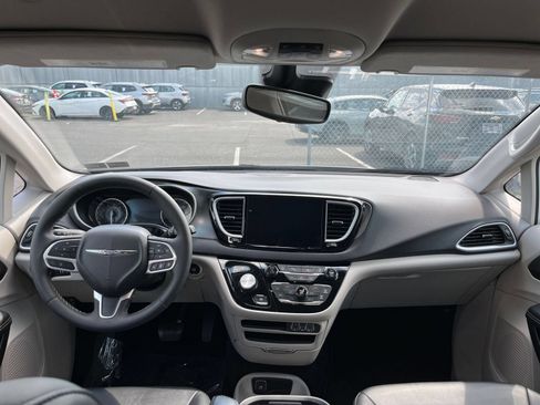 Used 2024 Chrysler Pacifica Touring-L FWD image 31