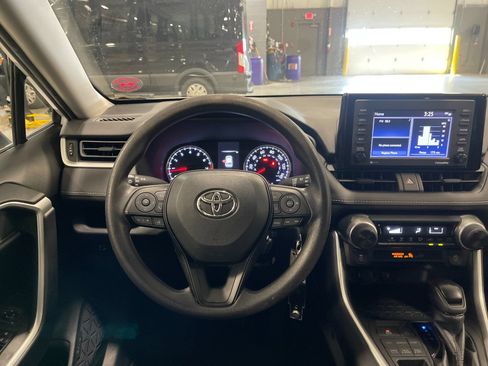 Used 2022 Toyota RAV4 LE AWD/4WD image 16